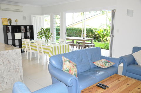 MODERN 3 BEDROOM APARTMENT IN TRADITIONAL QUEENSLANDER , PATIO, LEAFY YARD, POOL - New Castle Tourism 0