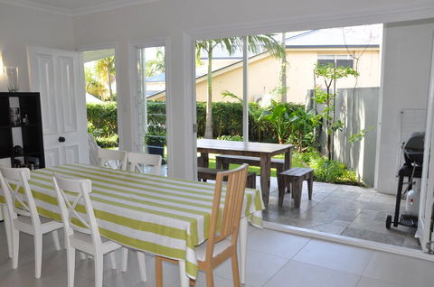MODERN 3 BEDROOM APARTMENT IN TRADITIONAL QUEENSLANDER , PATIO, LEAFY YARD, POOL - New Castle Tourism 2