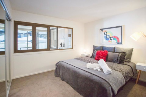 Modern Executive Apartment @ Braddon, 1BR, Wine, Wifi, Secure Parking, Canberra - Newcastle Accommodation 2