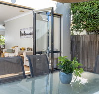 MOMENTS FROM BRADDON  ANU SPACIOUS and RELAXED - Newcastle Accommodation