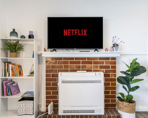 Moonah House-10 Mins To CBD & MONA, 4BR, 2 BATH, Great View, Park 3 Cars, Sleep 11, King Bed, En-suite - Newcastle Accommodation 3