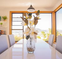 Moonah House-10 mins to CBD  MONA 4BR 2 BATH great view park 3 cars sleep 11 king bed en-suite - Newcastle Accommodation