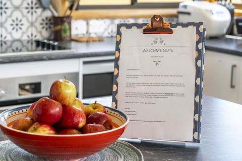 Moonah House-10 Mins To CBD & MONA, 4BR, 2 BATH, Great View, Park 3 Cars, Sleep 11, King Bed, En-suite - Newcastle Accommodation 2