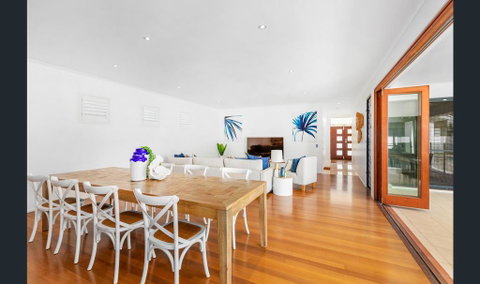 Narrabeen Beach House - Newcastle Accommodation 1