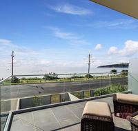 Nautilus 1 Luxury Retreat - Modern beachfront townhouse WiFi water views - Newcastle Accommodation
