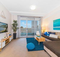 Near Airport  Train Station Stylish Two-Story Apartment - Newcastle Accommodation