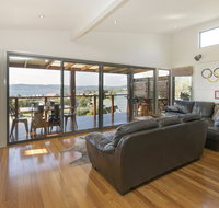 Ned Kelly's Retreat - Sophisticated style with modern convenience and magical outlook - Newcastle Accommodation