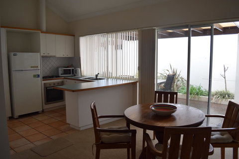 Dunes Scarborough Beach - Newcastle Accommodation 7