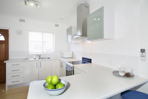 Summer Breeze - Holiday Or Business Apartment - Newcastle Accommodation 4