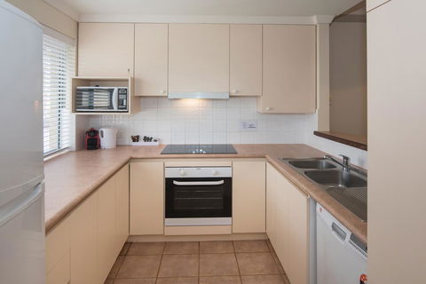 Bayshore Beachside Resort - Newcastle Accommodation 24