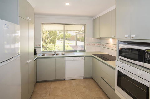 Bayshore Beachside Resort - Newcastle Accommodation 12