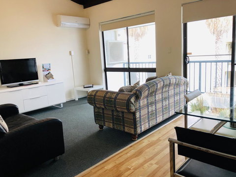 Seashore Memories - Sleeps 3 - Newcastle Accommodation 3