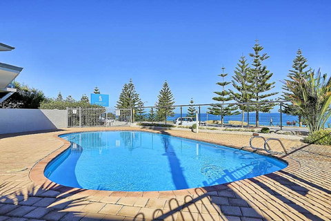 Beachfront @ Scarbs - Newcastle Accommodation 12
