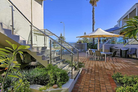 Beachfront @ Scarbs - Newcastle Accommodation 4
