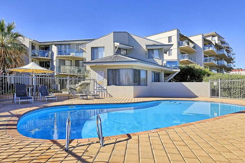 Beachfront @ Scarbs - Newcastle Accommodation 5