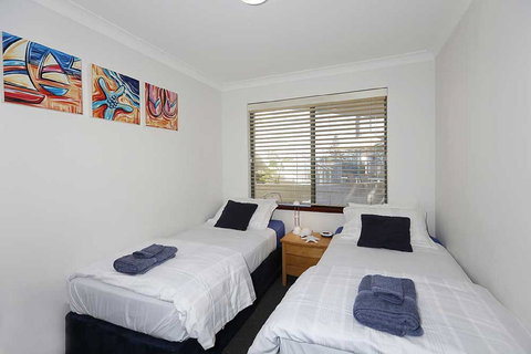 Beachfront @ Scarbs - Newcastle Accommodation 8