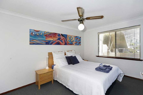 Beachfront @ Scarbs - Newcastle Accommodation 9
