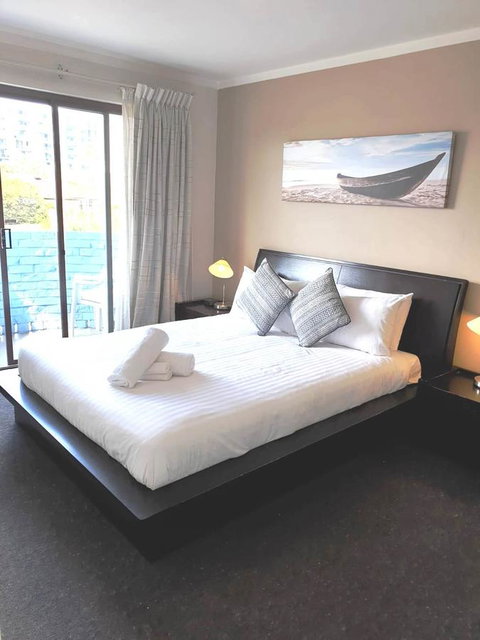West Beach Lagoon 107 - Great Value - Newcastle Accommodation 4
