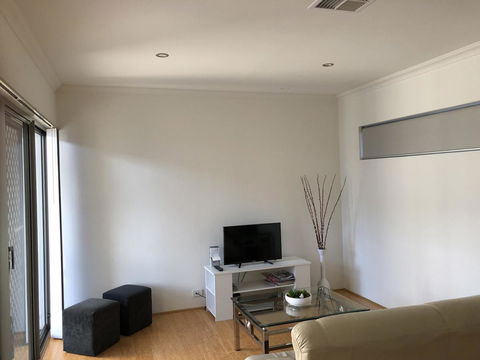 Gerring Court With Free 1 Car Bay Parking - Newcastle Accommodation 13