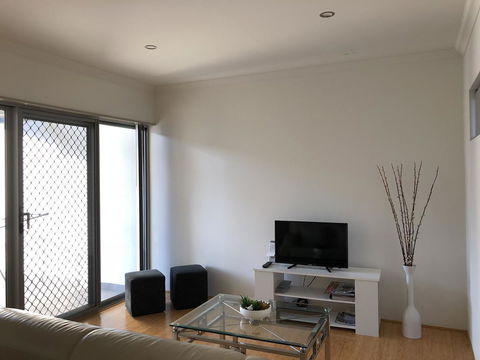 Gerring Court With Free 1 Car Bay Parking - Newcastle Accommodation 12