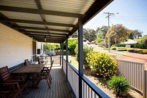 Yvonnes Rest Holiday Home - Newcastle Accommodation 1