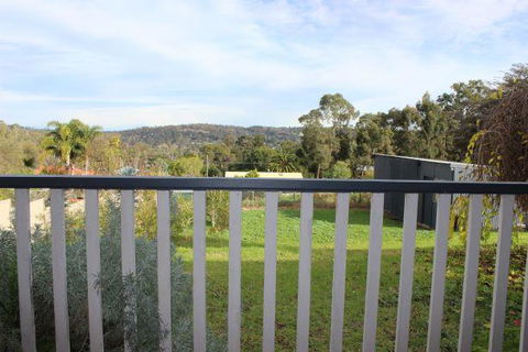 Yvonnes Rest Holiday Home - Newcastle Accommodation 8