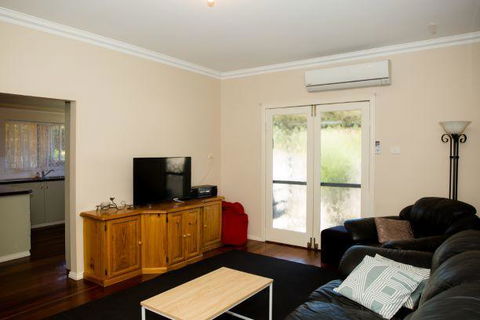 Yvonnes Rest Holiday Home - Newcastle Accommodation 6
