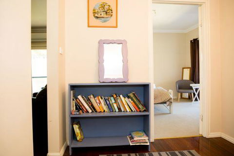 Yvonnes Rest Holiday Home - Newcastle Accommodation 2