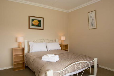 Yvonnes Rest Holiday Home - Newcastle Accommodation 5