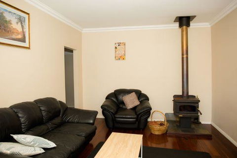 Yvonnes Rest Holiday Home - Newcastle Accommodation 7