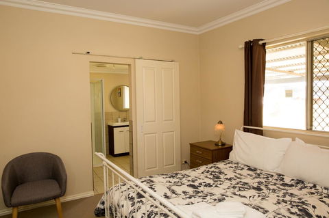 Yvonnes Rest Holiday Home - Newcastle Accommodation 3