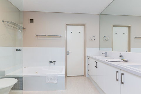 The White Pearl Penthouse - Newcastle Accommodation 17