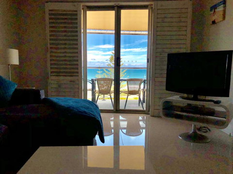 The White Pearl Penthouse - Newcastle Accommodation 5