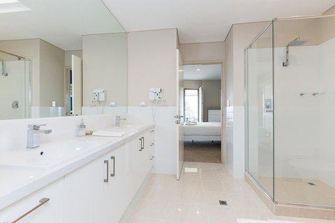 The White Pearl Penthouse - Newcastle Accommodation 16
