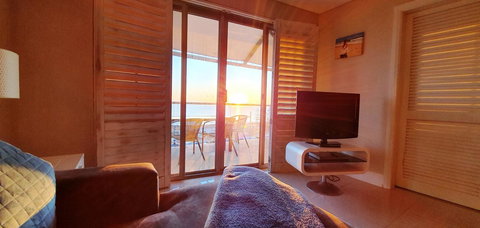 The White Pearl Penthouse - Newcastle Accommodation 15