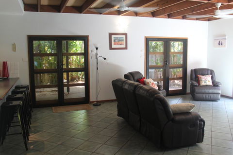 Beach House On Fox - Newcastle Accommodation 14
