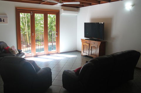 Beach House On Fox - Newcastle Accommodation 13
