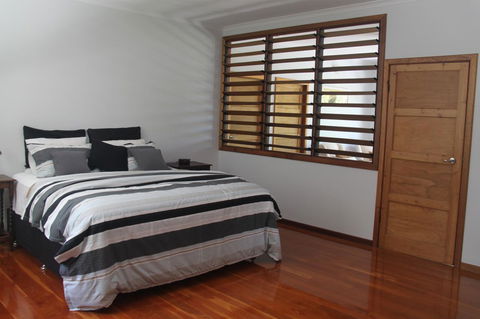 Beach House On Fox - Newcastle Accommodation 4
