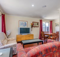Brilliant neat convenient family-friendly house - Newcastle Accommodation