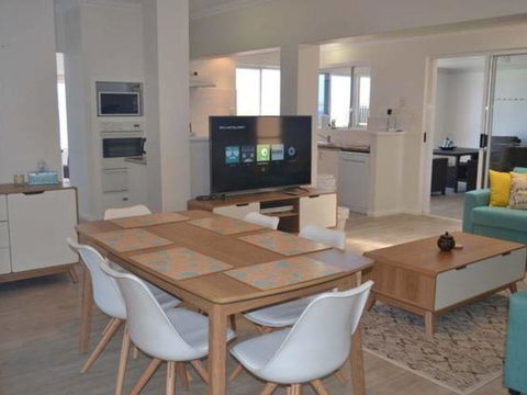 Caravel Beach House Mandurah - New Castle Tourism 22