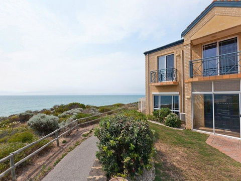 Caravel Beach House Mandurah - New Castle Tourism 0