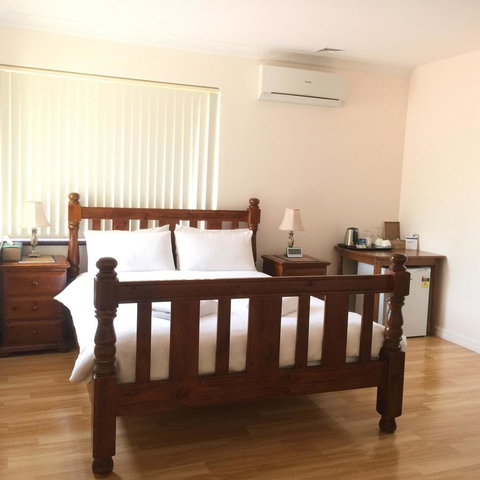 The Royal Dolphin Bed & Breakfast Safety Bay - Newcastle Accommodation 4