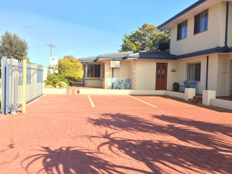The Royal Dolphin Bed & Breakfast Safety Bay - Newcastle Accommodation 7