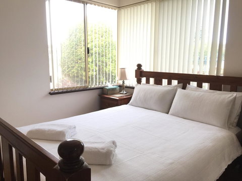 The Royal Dolphin Bed & Breakfast Safety Bay - Newcastle Accommodation 5