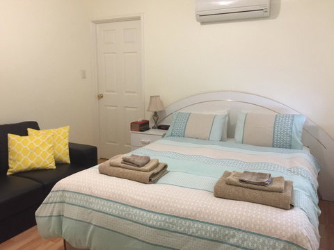 The Royal Dolphin Bed & Breakfast Safety Bay - Newcastle Accommodation 1