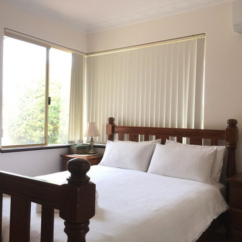 The Royal Dolphin Bed & Breakfast Safety Bay - Newcastle Accommodation 3