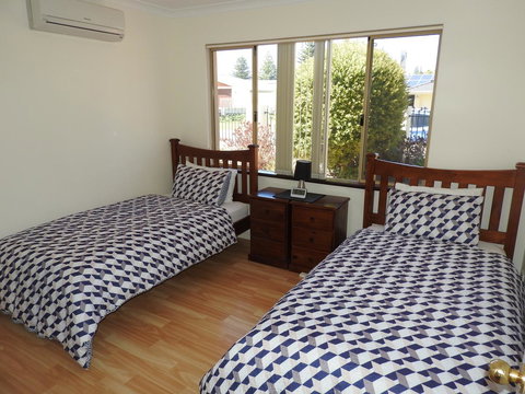 The Royal Dolphin Bed & Breakfast Safety Bay - Newcastle Accommodation 15
