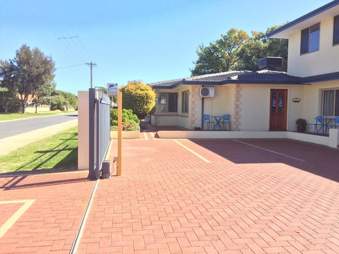 The Royal Dolphin Bed & Breakfast Safety Bay - Newcastle Accommodation 0