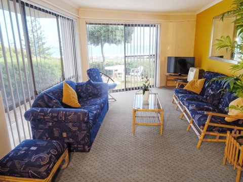 Scarborough & Absolutely Beachfront - Newcastle Accommodation 4