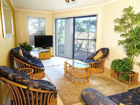Scarborough & Absolutely Beachfront - Newcastle Accommodation 10